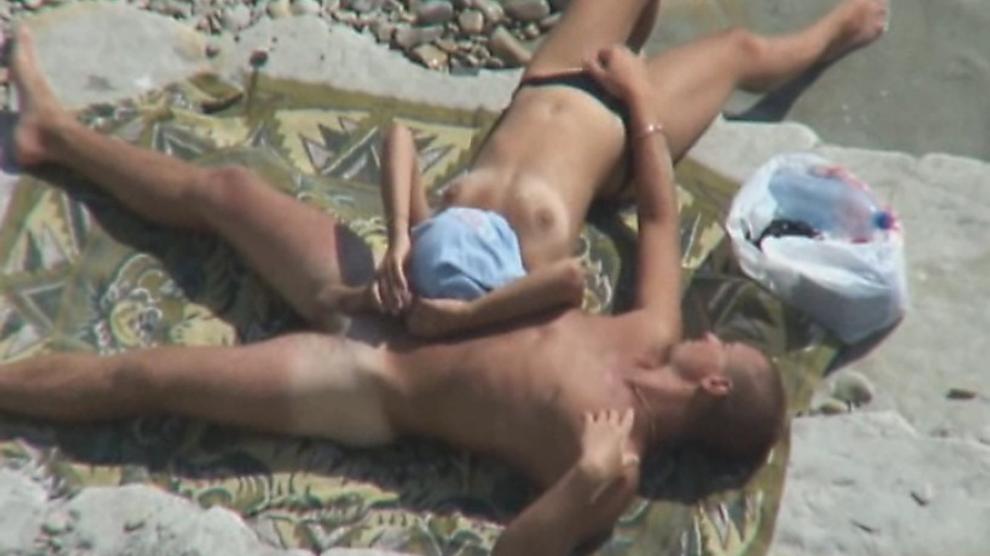 Подсмотренный секс на пляже скрытой камерой