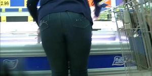 Candid milfs in jeans