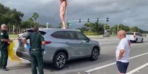 Nude woman in the street caught by police