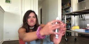 Brunette Show Sexy Small Feet & Play challenge
