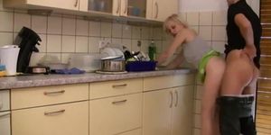 Junge Deutsch Blondine während Abwasch gefickt