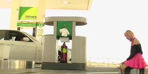 Slut gives full service at gas station