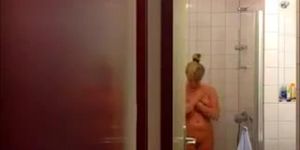 Nachbarin im Bad. Neighbours wife taking a shower.