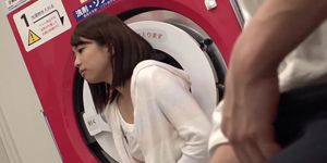 Alone with a beautiful woman in light clothes at a coin laundry. I can 't stand the temptation of a sexy woman ... Part 1