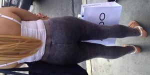 Sexy fat Mexican ass in leggings