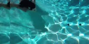 Booty toying ho in pool