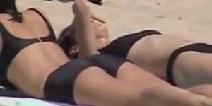 Girls in candid black bikinis spied on the crowded beach 07d