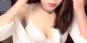 High-looking and pure and cute girl KIKI sexy open crotch black silk chair self-touching props thrusting masturbation show