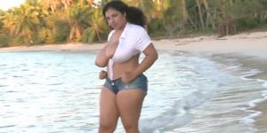 Mizz Issy aka Dominican Poison plays on the beach
