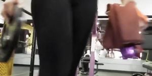 Gym voyeur watches fit girl's ass