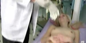 Зияющая киска Kristyna в извращенной гинекологической клинике врачом