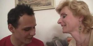 GRANNYBET - Un jeune homme prend une vieille blonde et lui baise la chatte
