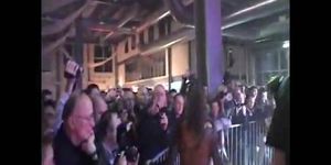 PORNONSTAGE - Nena stripper loca con grandes tetas provocando en el escenario