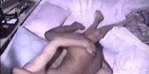 Любительский секс в расслабляющей гостиной в домашнем видео