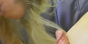 HomegrownVideos - Une blonde à la culotte rouge prend un soin du visage (Homegrown Video)