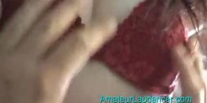 LAPDANCER в любительском видео - сексуальная брюнетка танцует на коленях
