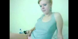 SIE VERDAMMT - Cam nosound: Das blonde Mädchen Natali Saunders masturbiert vor der Webcam