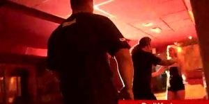 RED LIGHT SEXTRIPS-本物の金髪のオランダの売春婦が強打される-ビデオ1