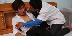 DOCTORTWINK - Cura médica cachonda de médico gay