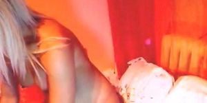 Cam: Schöne Blondine masturbiert mit ihrem Toy HD (Juicy pink)