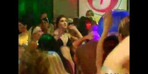 DRUNK SEX ORGY - Fête de sexe au club de plage de stars du porno