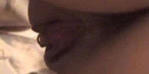 ЛЮБИТЕЛЬСКОЕ ОБРАЗОВАНИЕ - Подружка в любительском видео мастурбирует игрушкой свою киску и сосет член с камшотом на лицо