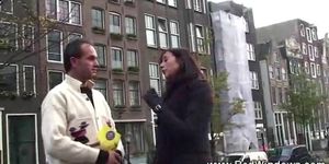 КРАСНЫЙ СВЕТ СЕКС-ПОЕЗДКИ - Возбужденный турист со своим гидом посещает проститутку в Амстердаме