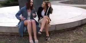 GIRLS ONLY PARTY - Des lesbiennes coquines baisent en public