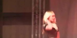 PUBLIEKE SEKSHOWS - Schattige blonde stripper vingert haar kut