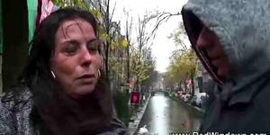 КРАСНЫЙ СВЕТ СЕКС-ПОЕЗДКИ - Хозяйка ведет туриста к проституткам Амстердама