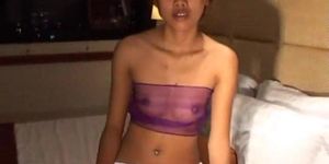 THAIGIRLTIA - La adolescente tailandesa Saori 18 chupa la polla por el dinero de la cena - video 1