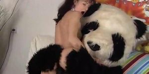 PANDA FUCK - Une fille sexy baise avec un méchant panda