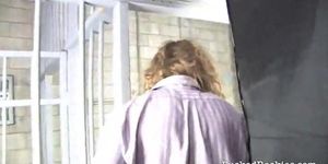 FUCKED ROOKIES - Шлюховатая блондинка трахается в тюремной камере в любительском видео