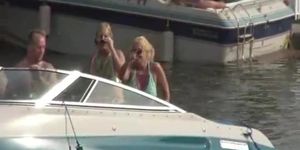 PARTY FEMALES - Chicas calientes se festejan duro en el barco durante las vacaciones de primavera
