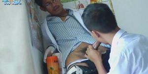 DOCTORTWINK - Medische blowjob-ontmoeting in de homokliniek (Asian guys)