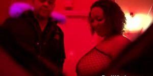 RED LIGHT SEX TRIPS - Echte Latina-Prostituierte, die einen Schwanz lutscht