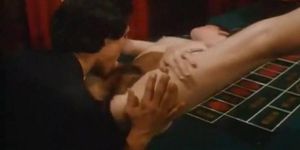 THE CLASSIC PORN - Película de sexo retro en la mesa de póquer