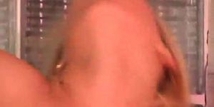 ЛЮБОВЬЕ - Анал и камшот на лицо милфы в ее ванной в любительском видео