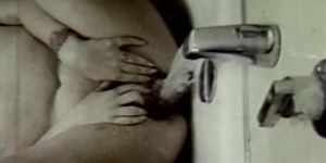 Молодые брюнетки ублажают волосатую киску в ванне