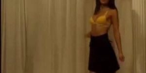Pequeña chica strip-teases en la webcam