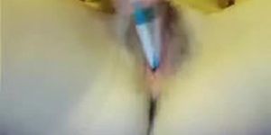 Chica de 19 años y webcam con cepillo de dientes eléctrico