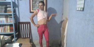 Putito con pantalon rosa busca macho