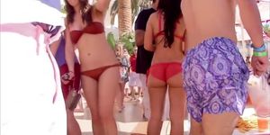 Amateur in red bikini caught in candid footage
