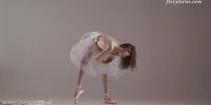 flexible ballerina Ksyuha Zavituha
