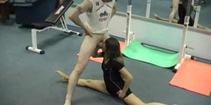 AMATEUR18.TV - La gimnasta flexible kamasutra es follada y hace una mamada