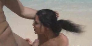 SUNRISE KINGS - Sexo duro en la playa con modelo en bikini