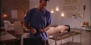 סלבס מימי חותרת שדיים גדולים וחשופים שעוברים עיסוי (Mimi Rogers)