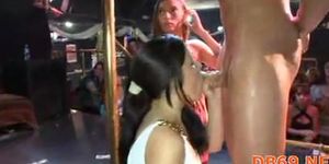 Bailarina de striptease follada en despedida de soltera - video 1