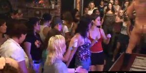 Mujeres calientes y folladas en una fiesta CFNM