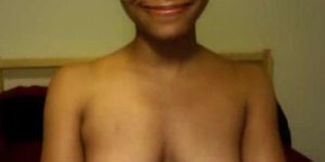 Без звука перед камерой: 19-летняя чернокожая девушка перед вебкамерой в любительском видео